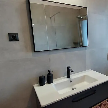 Maro And Nora Малинска