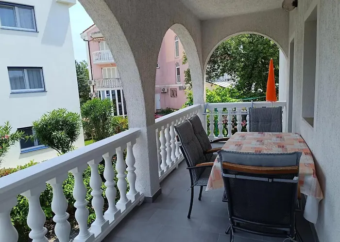 Maro And Nora Malinska