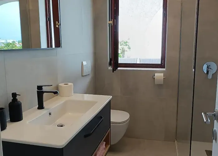 Maro And Nora Malinska